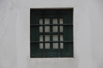 Grünes Fenster mit Gitter 
