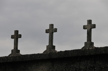 Kreuze bei Friedhof in Spanien