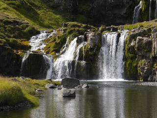 Fototapeta na wymiar Der Wasserfall Kirjufellfoss auf der Halbinsel Snæfellsnes in Is