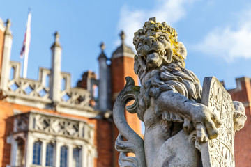 Obraz premium Hampton Court in autumn