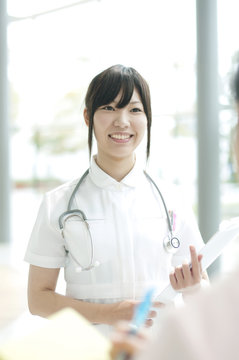 微笑む看護師