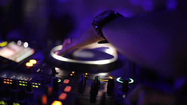 DJ Scratcht am Plattenspieler