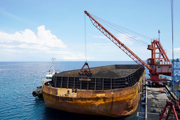 unloading coal in large boat