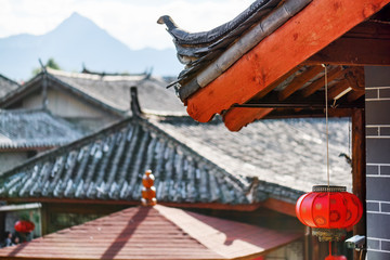 Fototapeta na wymiar Traditional Chinese roof decorated with red lantern, Lijiang