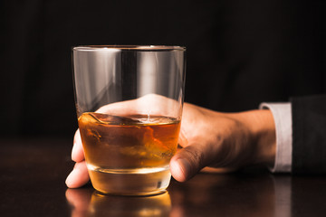 グラスと男性の手