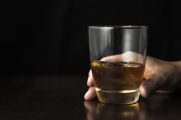 グラスと男性の手