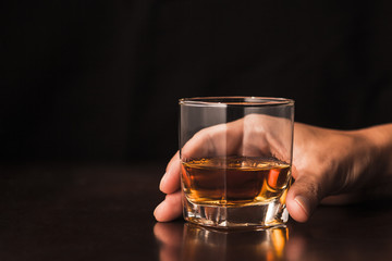 グラスと男性の手