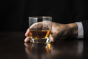 グラスと男性の手