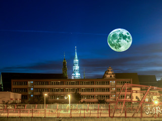 Skyline von Zwickau mit Mond