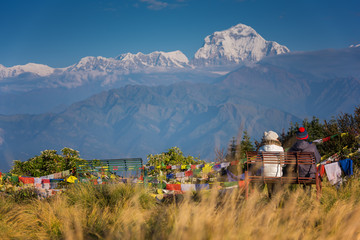 Paar kijken naar de berg Dhaulagiri (8172 m) vanuit Poonhill, Nepal.