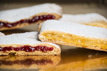 biscotti di frolla ripieni di marmellata di ribes e arance in primissimo piano