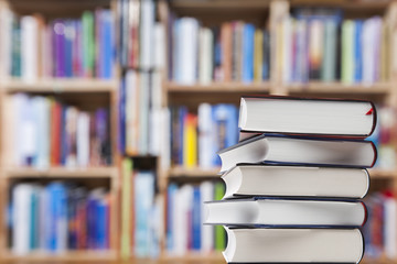 Bücher vor Buchregal