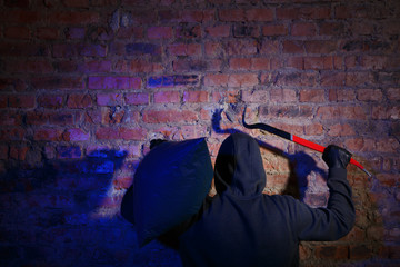 Bandit with master key, bag
