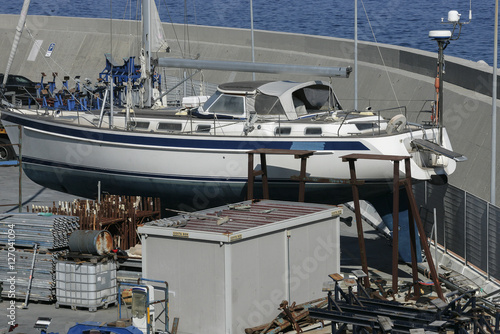 Barca in riparazione presso un cantiere navale 