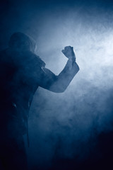 Gegenlicht Nebel Faust Hand Mann