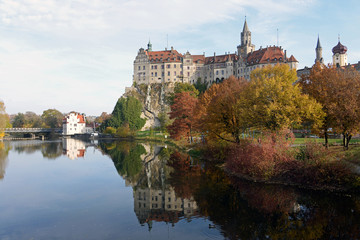 Fototapeta na wymiar Donau mit Hohenzollernschloss Sigmaringen