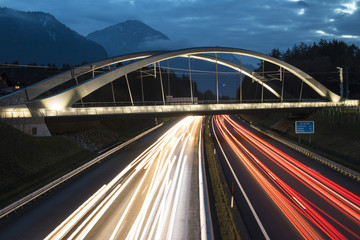 Autobahnbrücke Blaue Stunde Tirol