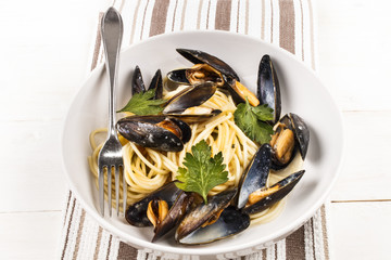 spaghetti with mussel and parsley