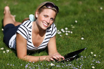 studentin mit tablet computer im park