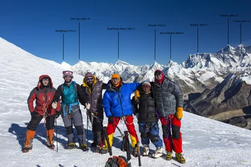 Glasschilderij Cho Oyu Groep bergbeklimmers op de berg van de Himalaya op grote hoogte