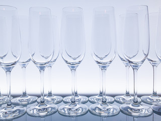 Zwei Reihen Gläser in beleuchtetem Regal