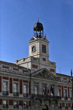 Reloj de Gobernaci&oacute;n o de la Puerta del Sol, de torre en un templete sobre la Casa de Correos, inaugurado en el a&ntilde;o 1866 por la reina Isabel II.