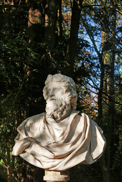 Buste en marbre d'Hippocrate au parc de Chantilly, France
