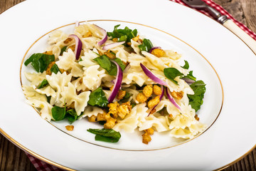 Pasta Salad with Arugula, Chicken and Red Onion