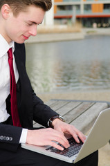 geschäftsmann arbeitet outdoor am laptop