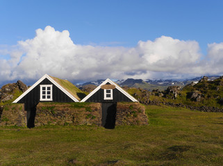 Holzh&auml;user mit Grasdach im Seemuseum von Hellissandur in Island