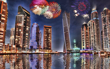 Obraz premium New Year fireworks display in Dubai Marina, UAE