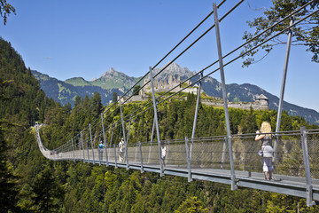 Hängebrücke mit Burgruine Ehrenberg bei Reutte, Österreich.