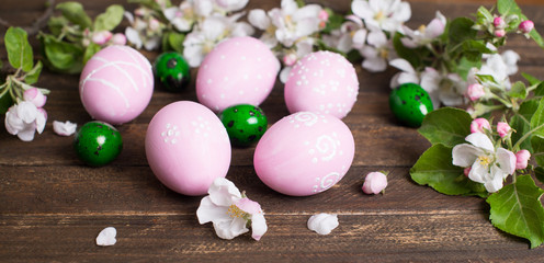 Obraz na płótnie Canvas Easter eggs with spring blossom flowers on rustic wooden background