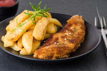 Paniertes Schnitzel mit Pommes Frites