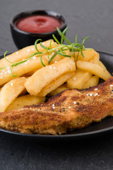 Paniertes Schnitzel mit Pommes Frites