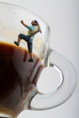 miniatura di scalatore su una tazzina di caff&egrave;