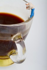 miniatura di fotografo su una tazzina di caffè