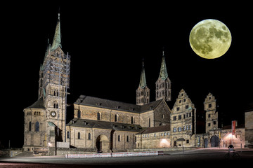 Fototapeta premium Vollmond über Bamberger Dom