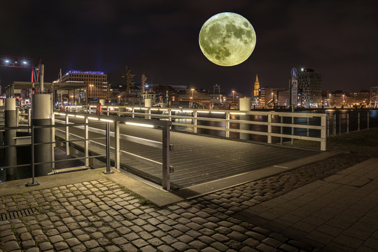 der Mond geht auf in Kiel
