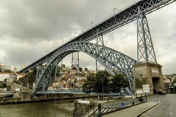 sight of the bridge Luis 1 and of the river Douro to its step along Oporto, in Portugal