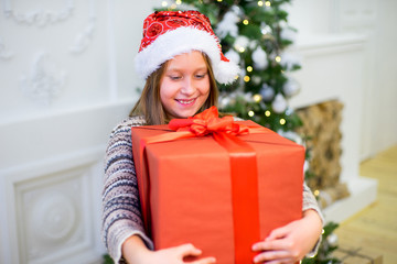 Obraz na płótnie Canvas portrait of a girl with a Christmas present