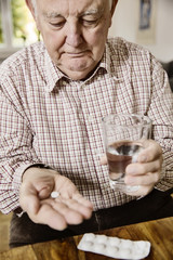 Senior nimm seine Meikamente ein, Tabletten, Medizin