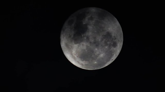 Lua Cheia e Nuvens.