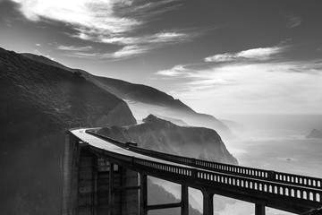 Photo en noir et blanc de Bixby Creek Bridge comme point de vue panoramique sur l& 39 océan à Big Sur, la route 1 littoral pittoresque ro
