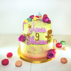 Праздничный торт на день рождения девочкам. Яркий, нежный, украшенный цветами и сладостями