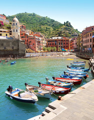 Bateaux dans le port de Vernazza en Ligurie