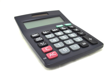 Калькулятор на белом фоне крупным планом