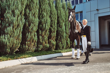 Fototapeta na wymiar woman jockey with his horse