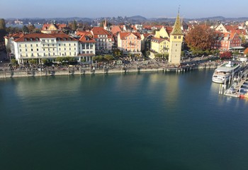 Fototapeta premium Lindau am Bodensee / Blick vom Lindauer Leuchtturm auf die Inselstadt