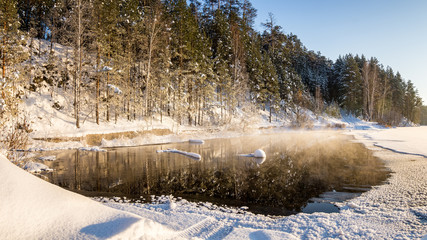 панорама замершего озера в заснеженном лесу с туманом над водой, Россия, © 7ynp100